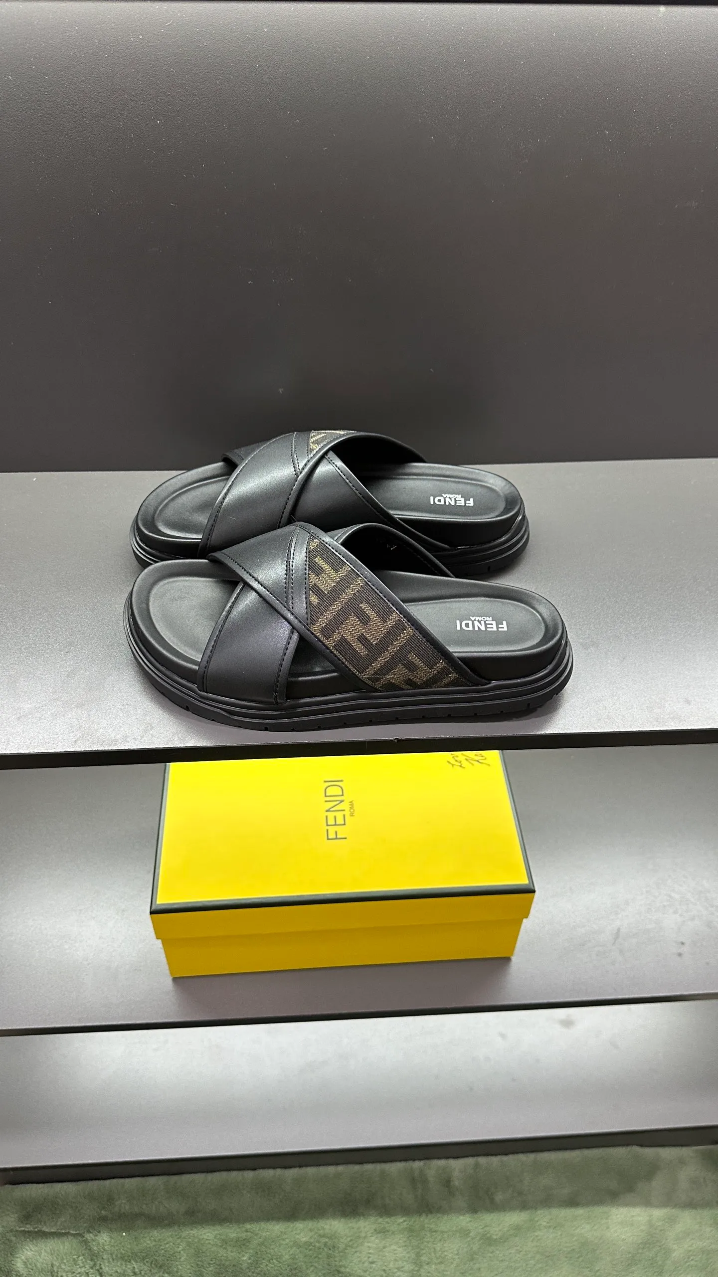 P300 [Fendi Slippers] High-end men's shoes brand, official website 1:1 latest masterpiece: original mold customization, fabrics made of imported original materials, upgraded outsole, lighter and non-slip. The market's top quality, simple yet tasteful, a must-have for fashionistas, fashionable at your feet, full of confidence, the same style at the counter 👍The season of summer slippers is here. Code: 38-45, 46 order